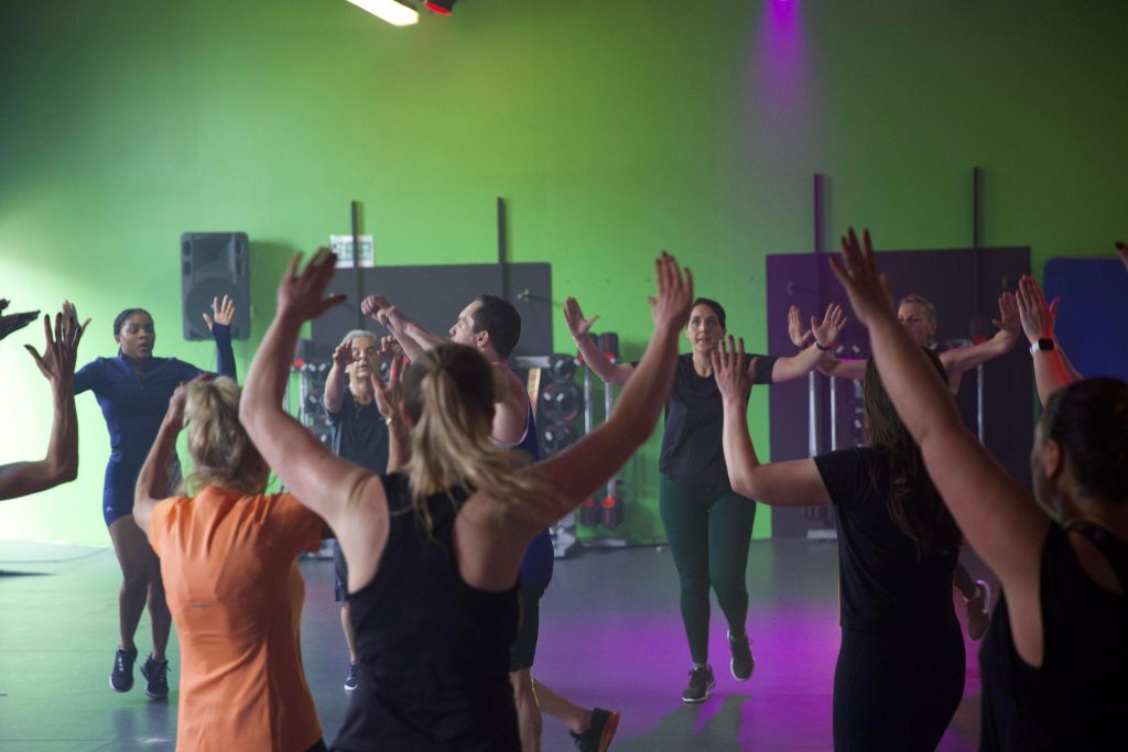 Coach animant un cours collectif Les Mills à Iron Sport Nemours