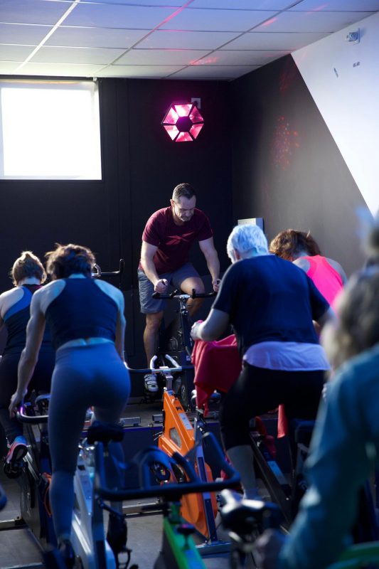 Coach de plateau accompagnant un adhérent — Iron Sport Nemours